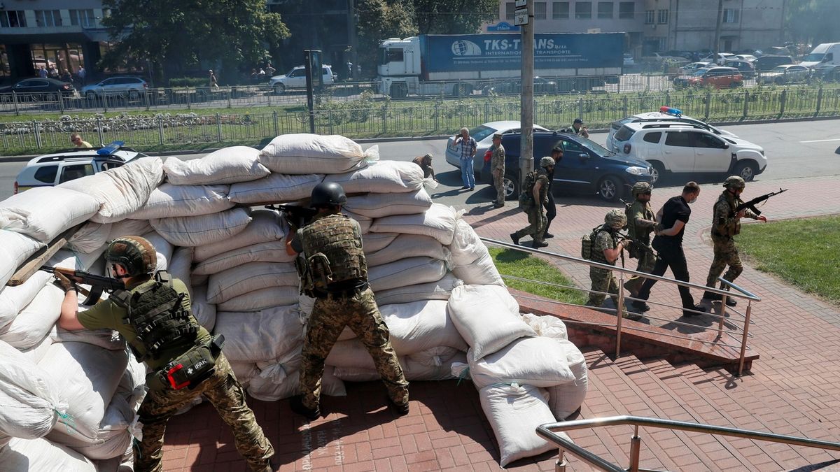 Kyjev cvičí obranu. Obyvatele ale uklidňuje